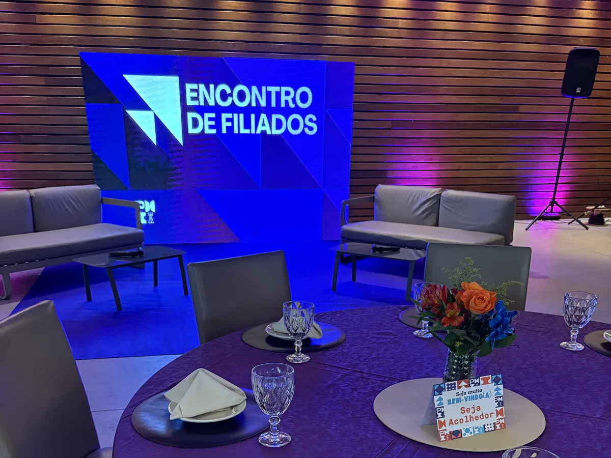 Mesa posta e painel do Encontro de Filiados do PMI-DF