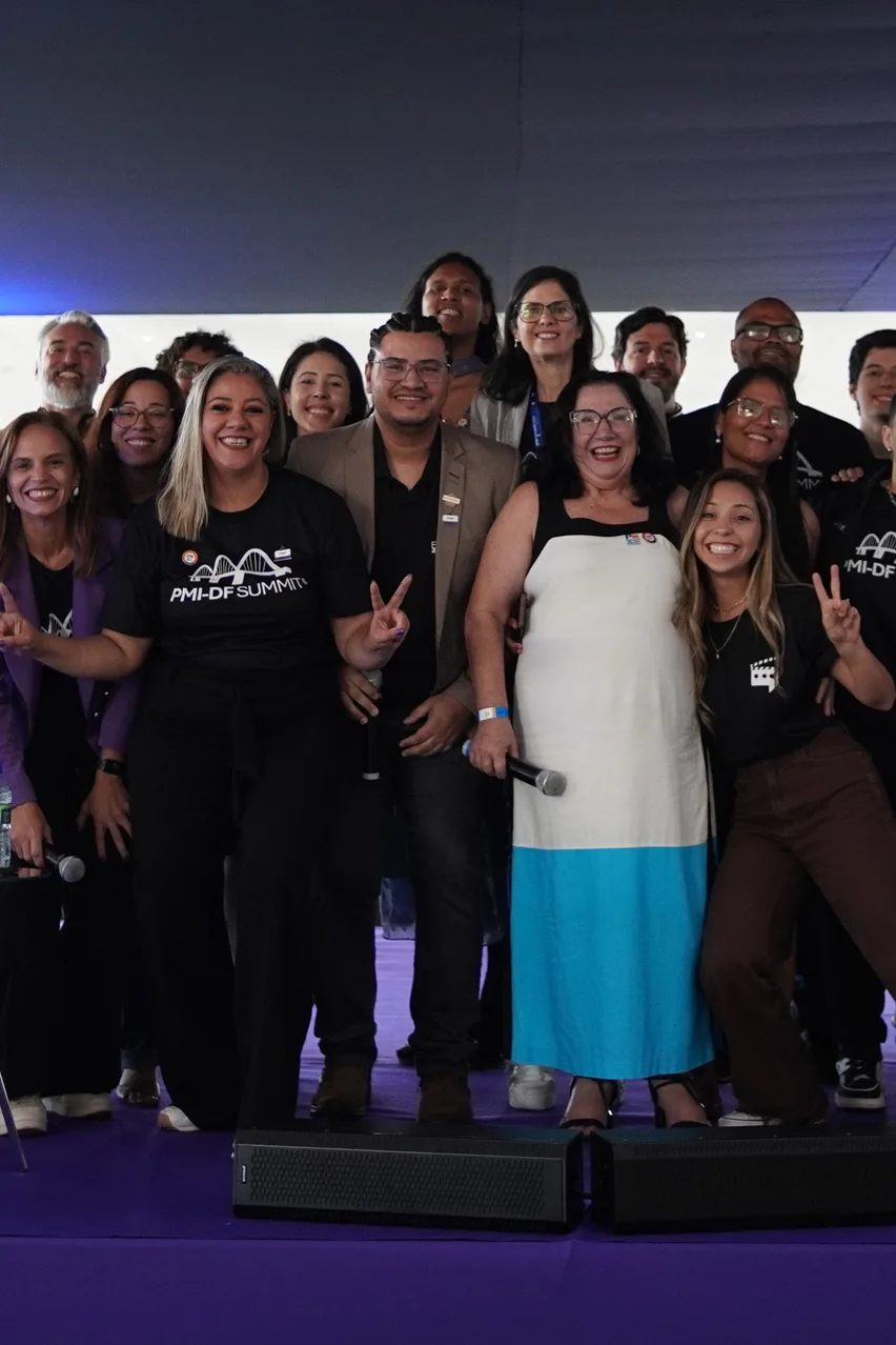 Voluntários do PMI-DF reunidos no palco do PMI-DF Summit 2026