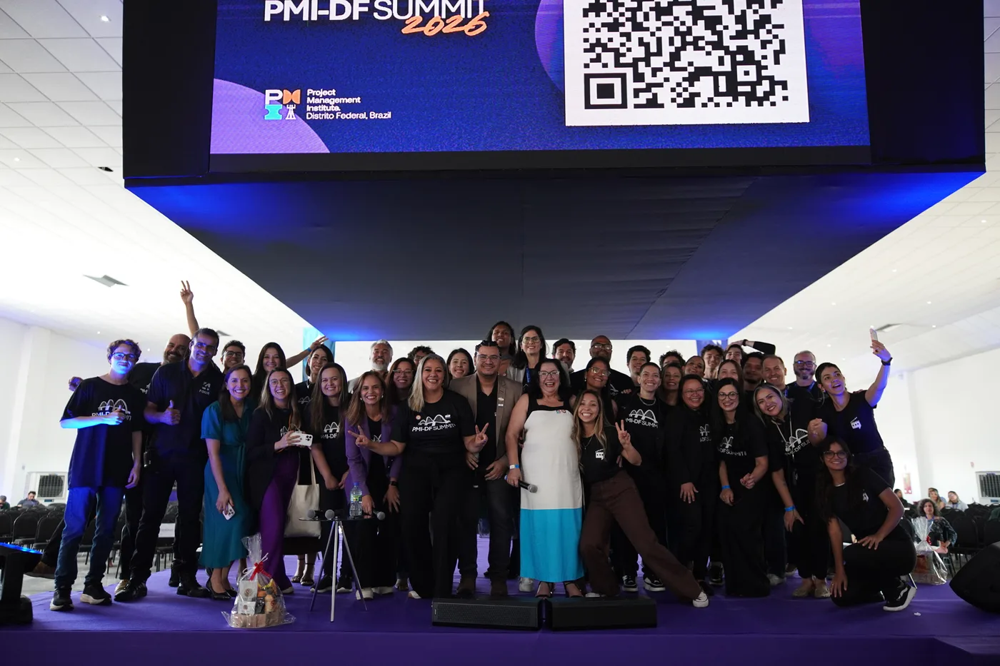 Voluntários do PMI-DF reunidos no palco do PMI-DF Summit 2026